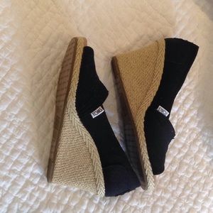 Toms black wedges